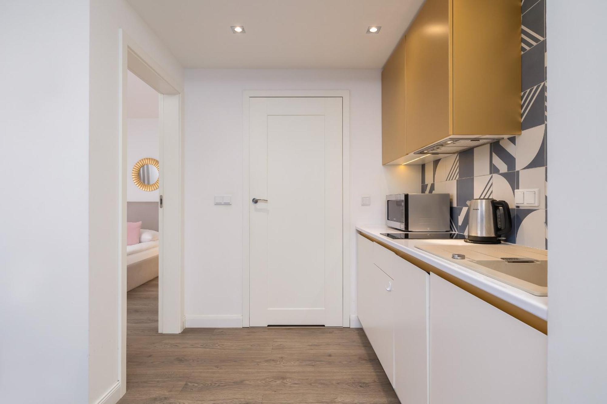 Blue And Green Apartment With Bright Pink Bedroom In Krakow By Noclegi Renters エクステリア 写真