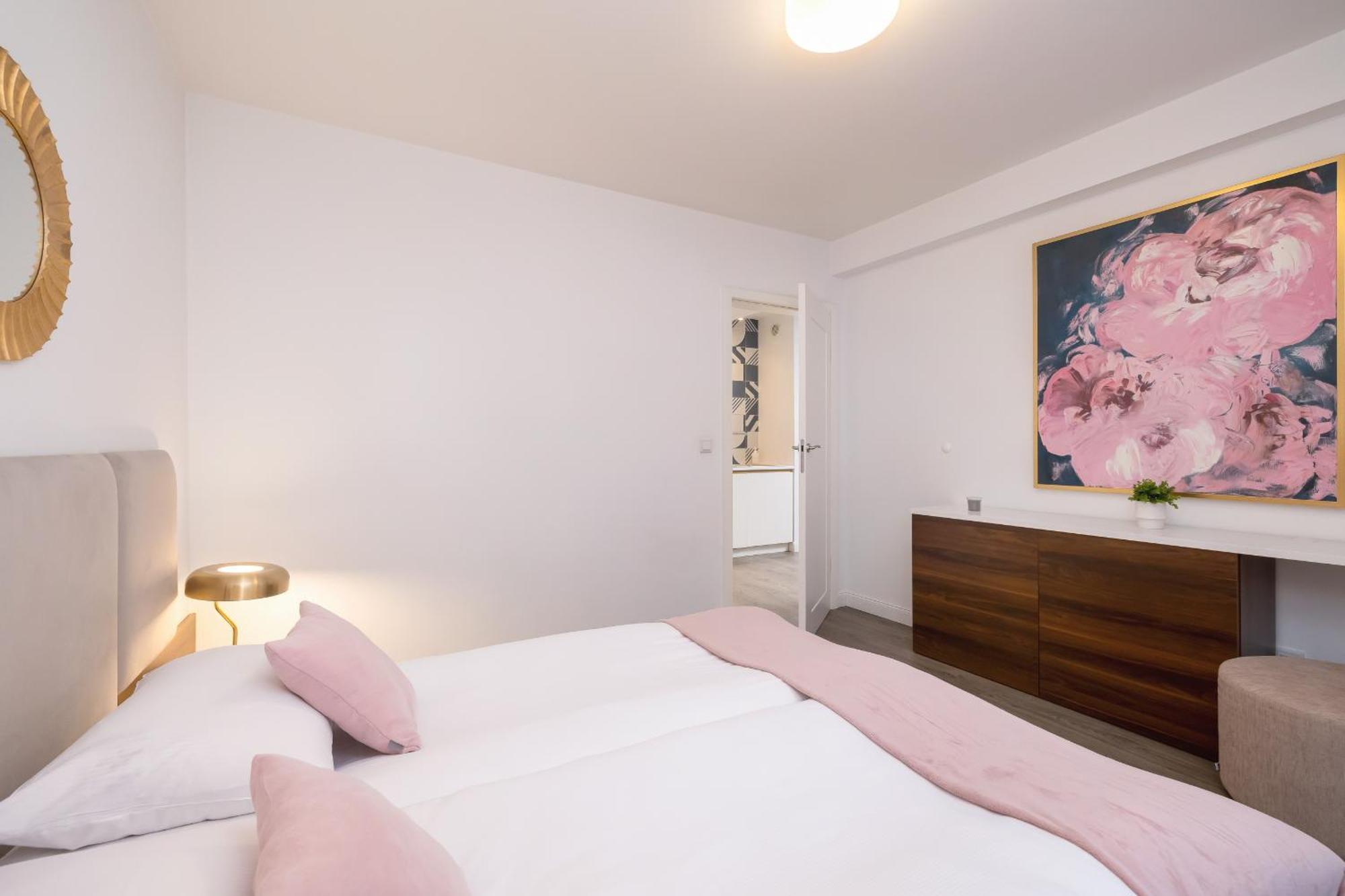 Blue And Green Apartment With Bright Pink Bedroom In Krakow By Noclegi Renters エクステリア 写真