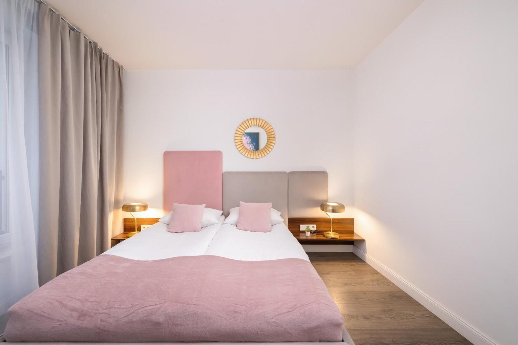 Blue And Green Apartment With Bright Pink Bedroom In Krakow By Noclegi Renters エクステリア 写真