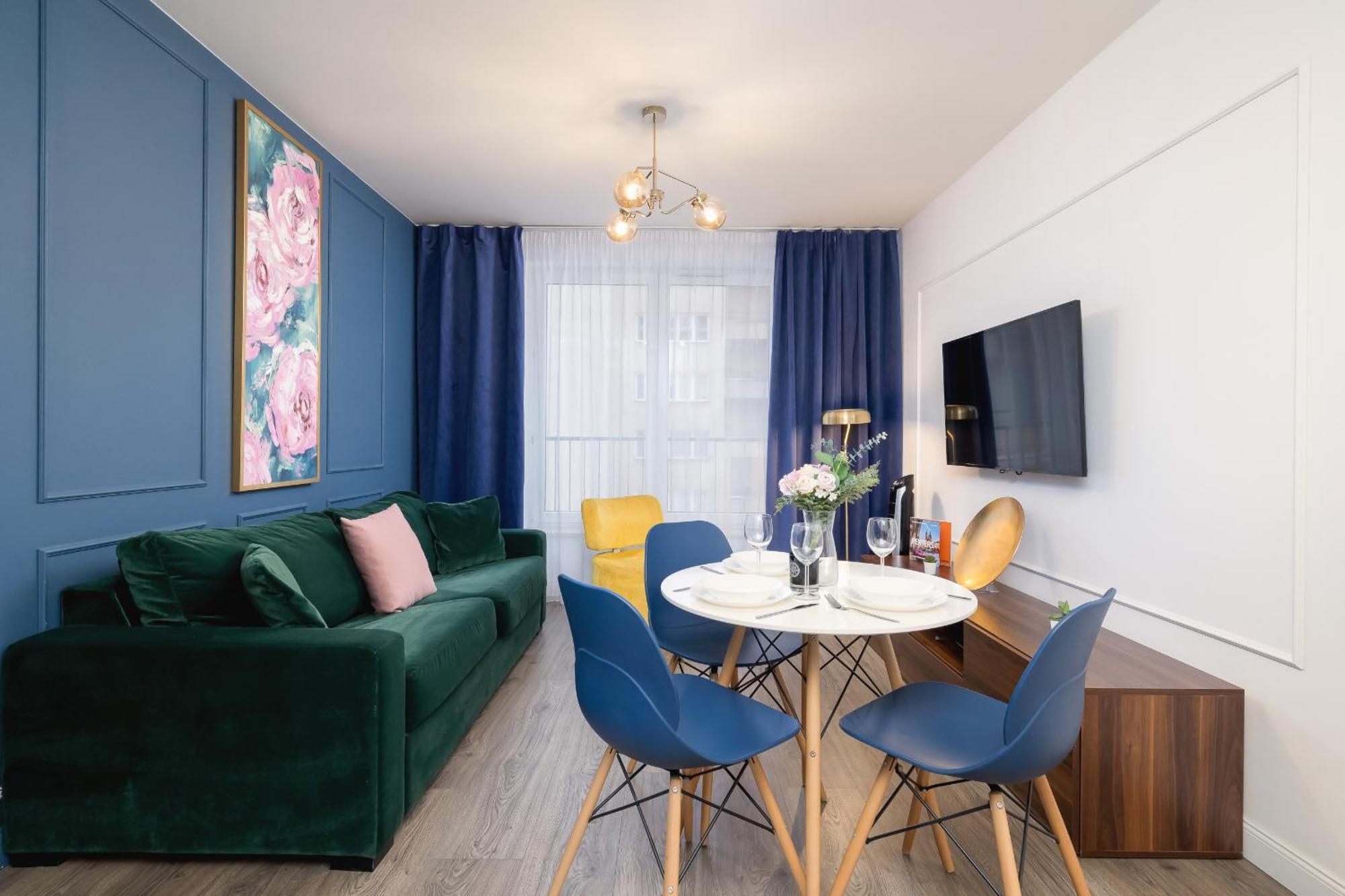 Blue And Green Apartment With Bright Pink Bedroom In Krakow By Noclegi Renters エクステリア 写真