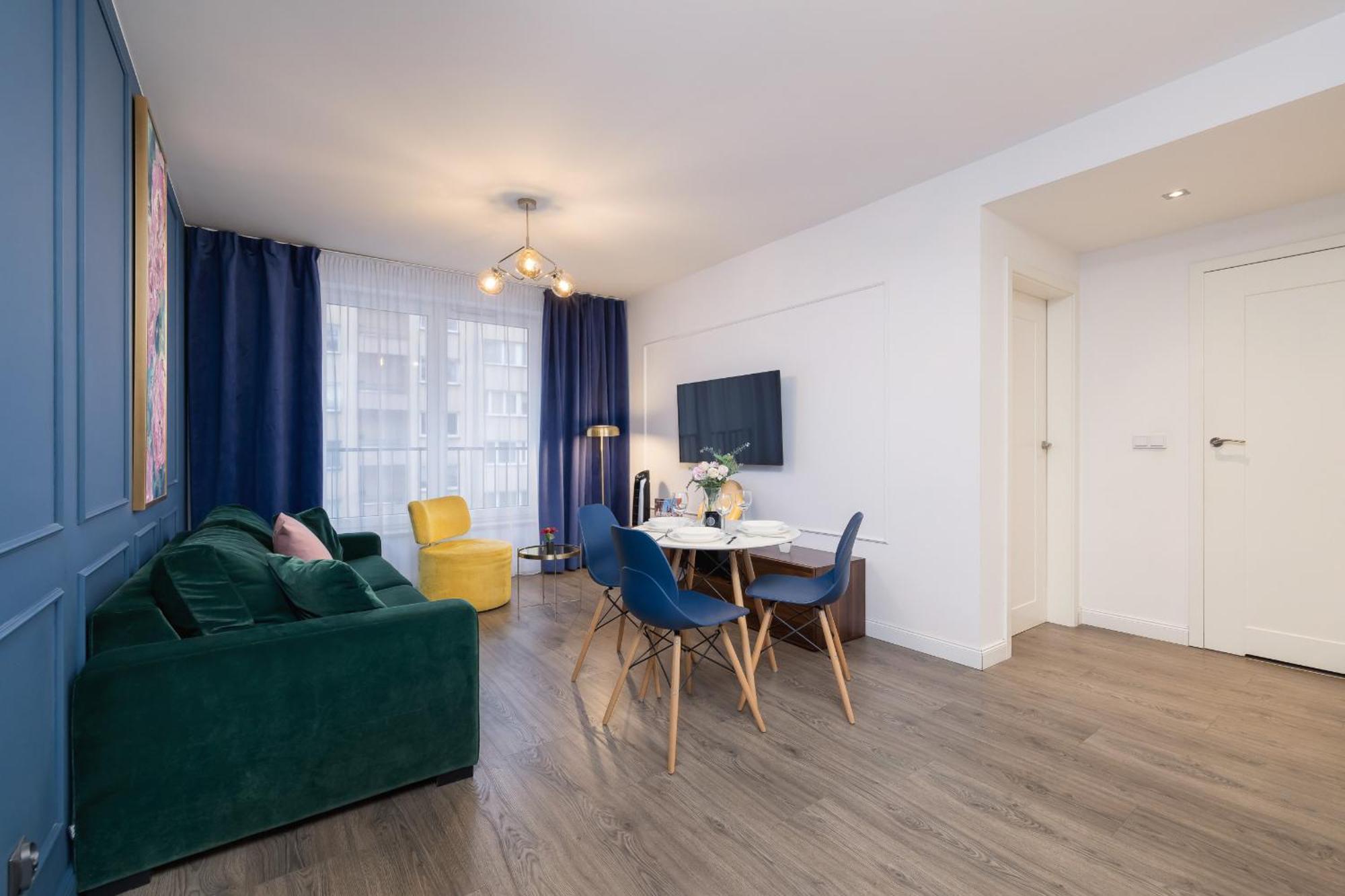 Blue And Green Apartment With Bright Pink Bedroom In Krakow By Noclegi Renters エクステリア 写真