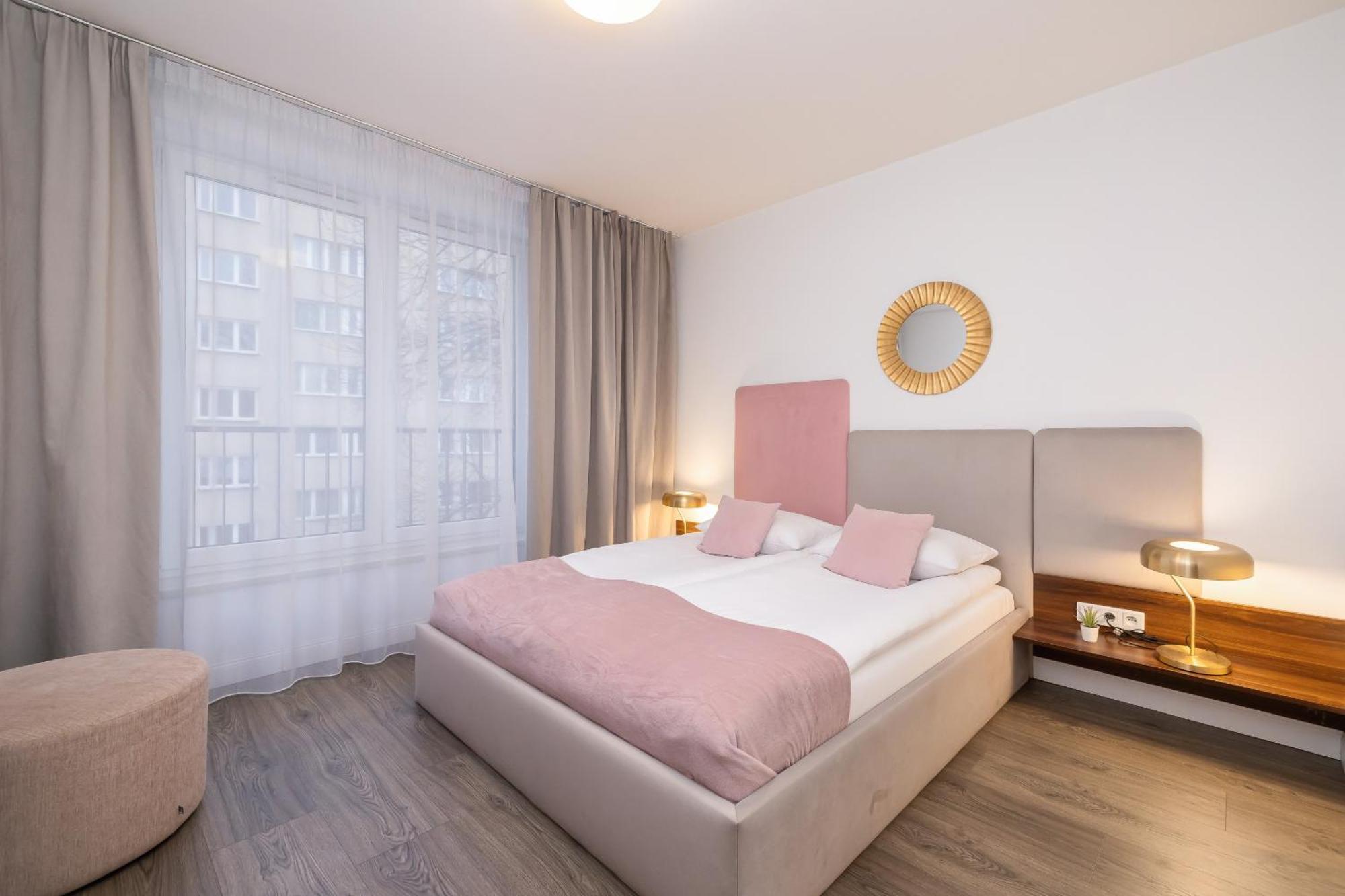 Blue And Green Apartment With Bright Pink Bedroom In Krakow By Noclegi Renters エクステリア 写真