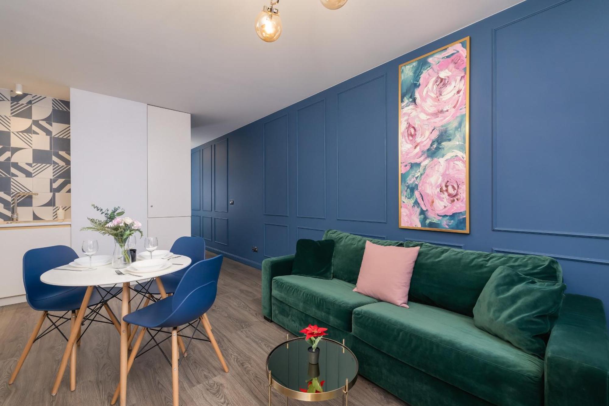 Blue And Green Apartment With Bright Pink Bedroom In Krakow By Noclegi Renters エクステリア 写真
